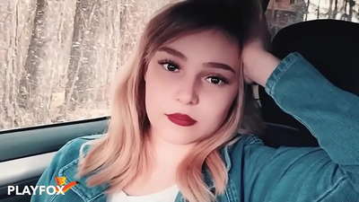 Sexy Babe ak kè kontan souse sou kat rabè